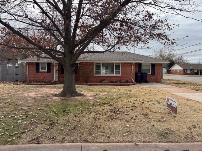 Photo - 2 bed 2 bad!  New paint, new flooring, new range, fenced yard!