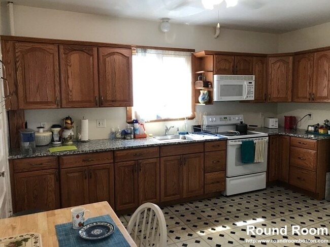 Building Photo - 45 Trowbridge St Unit 1 Rental