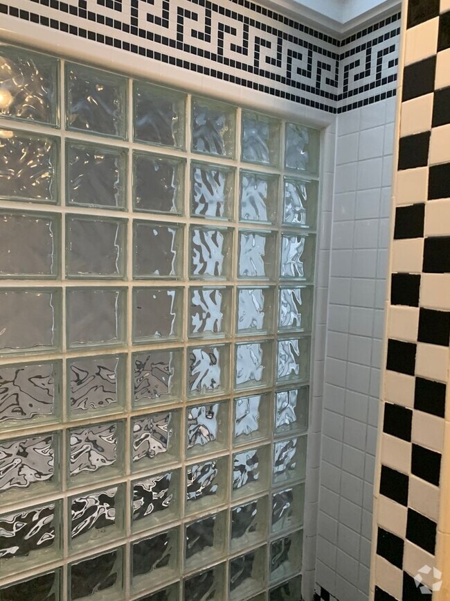Building Photo - Super fun remodeled Apartment