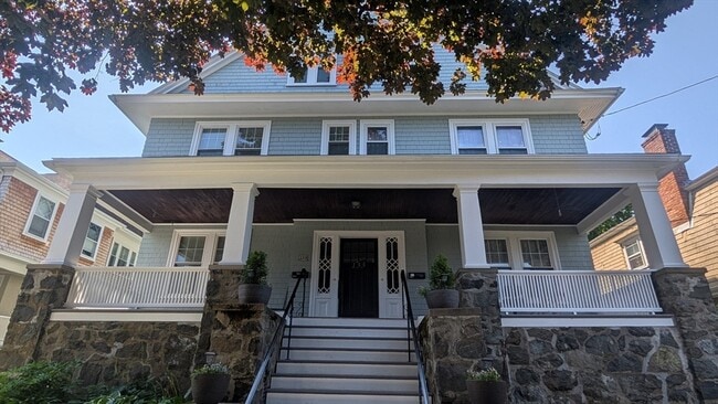 Building Photo - 133 Elmwood Rd Unit 2