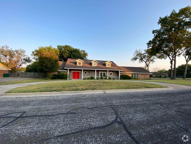 Building Photo - 6 Bedroom - 3 Bath in Harker Heights Rental