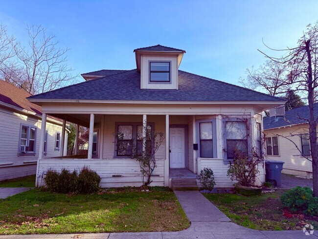 Building Photo - Historic 3 bedroom, 2 bath home perfectly ...