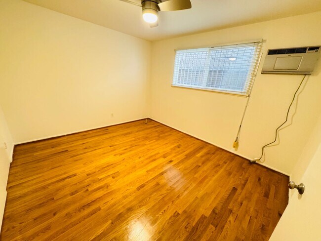 600-817 N LAS PALMAS AVE