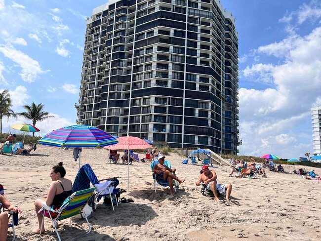 Building -- steps from the beach :) - 9650 S Ocean Dr Unit 1108 - Hutchinson Retreat
