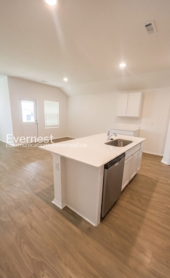 Photo - 108 E Sunbelt Ct