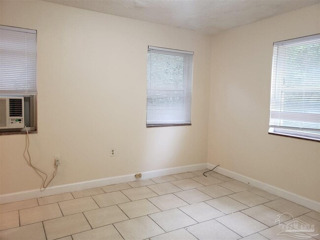 Photo - 204 Holmes Dr