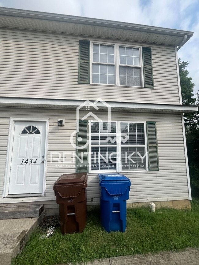 Building Photo - 2-Bed, 1.5-Bath Townhome with large kitche!