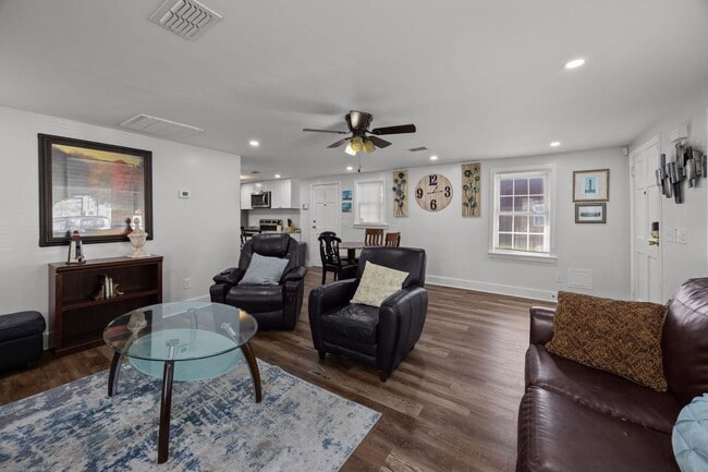 Building Photo - Charming Single-Family Home