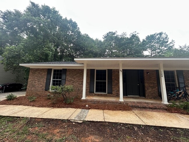 Building Photo - Oak 100-102 Unit 102