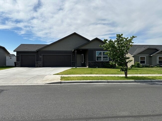 Spacious 3-Bedroom Home with Dedicated Off... - Spacious 3-Bedroom Home with Dedicated Off...
