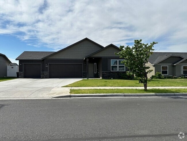 Building Photo - Spacious 3-Bedroom Home with Dedicated Off...