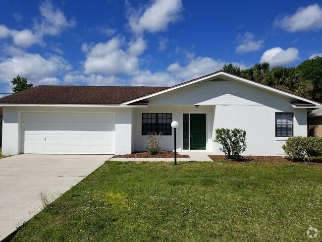 Building Photo - Spacious 3 bedroom, 2 bath, large screened... Rental