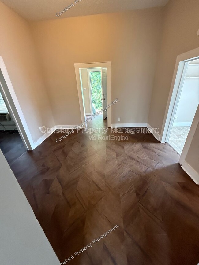 Photo - 825 E Broadway St