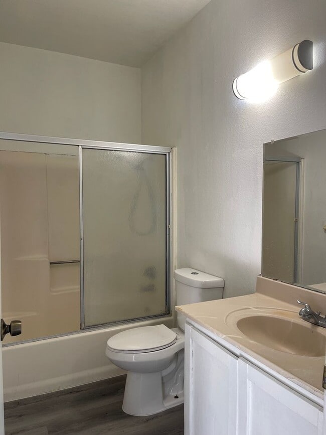 Photo - Pro Service Realty - R20801-20801 Unidad B