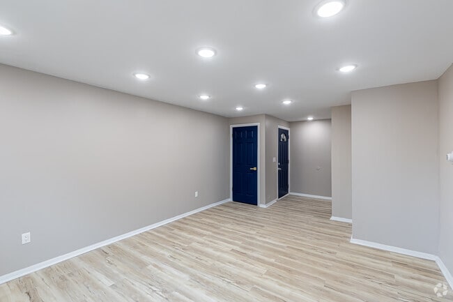 2BR, 1BA - Living Room - Crocker House