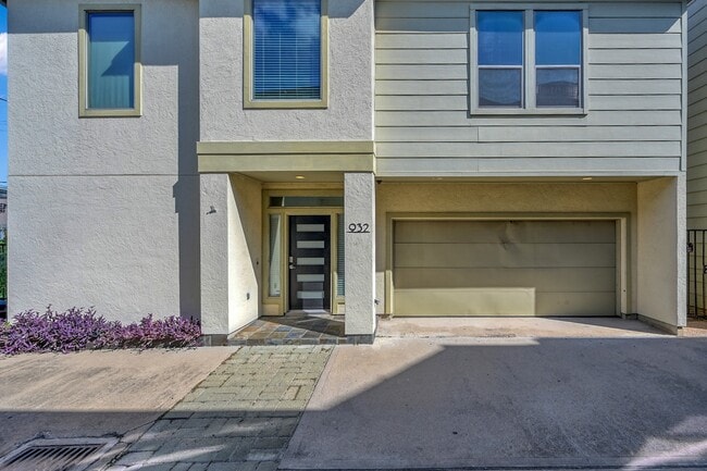Photo - 932 Lester St