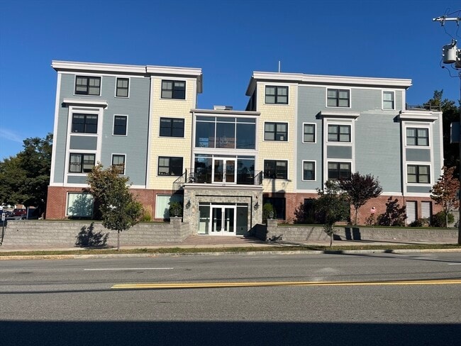 Building Photo - 45 Spring St Unit 18