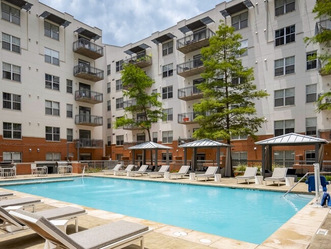 Downtown_amenity_pool (2)