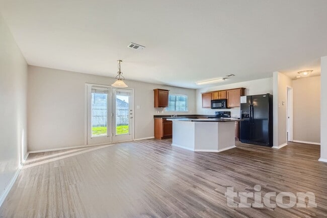 Photo - 208 Silver Spur Dr