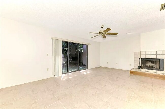 Photo - 979 Sunridge Dr