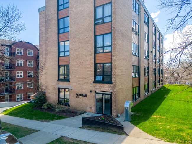 Building Photo - 5222-5222 Green St Unit 30