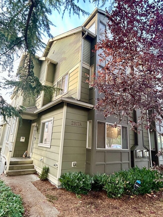Building Photo - Queen Anne Townhouse