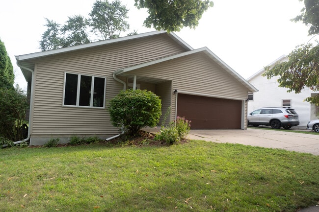 Building Photo - 4005 Winnemac Ave Rental