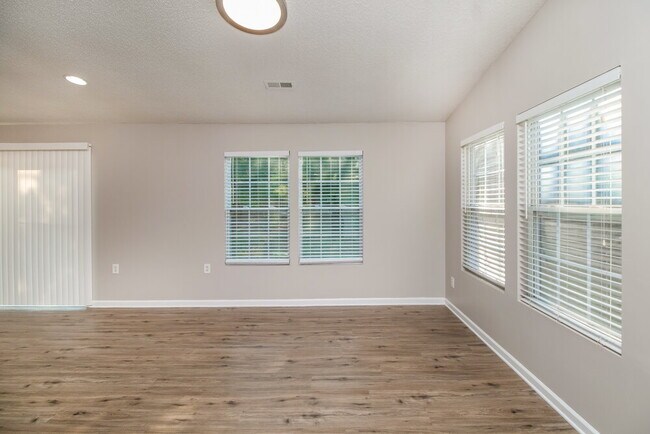 Photo - 5874 Mahogany Pl SW