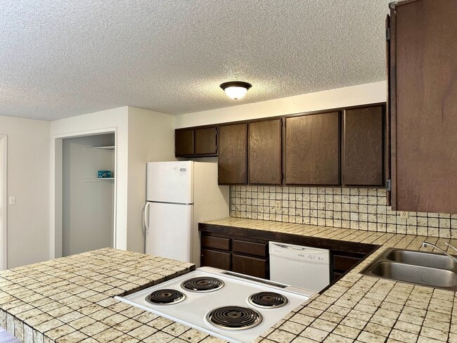 Building Photo - Spacious 3bdrm, 1bath Apt in Moyina Heights