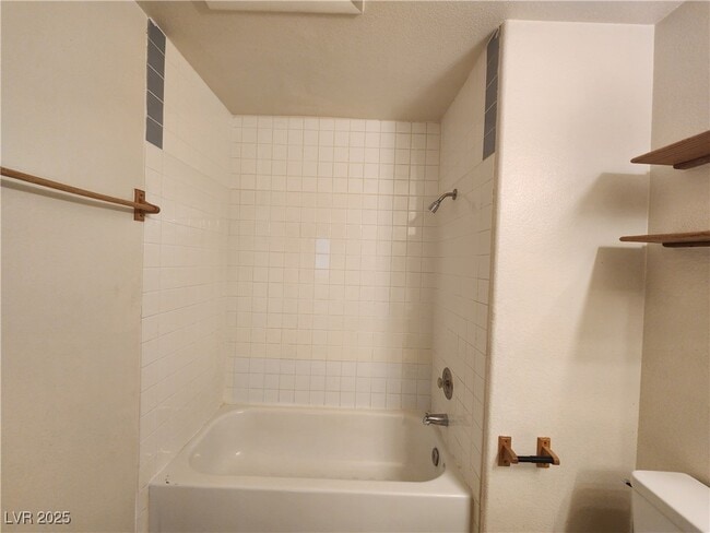 Building Photo - 1851 Hillpointe Rd Unit 722