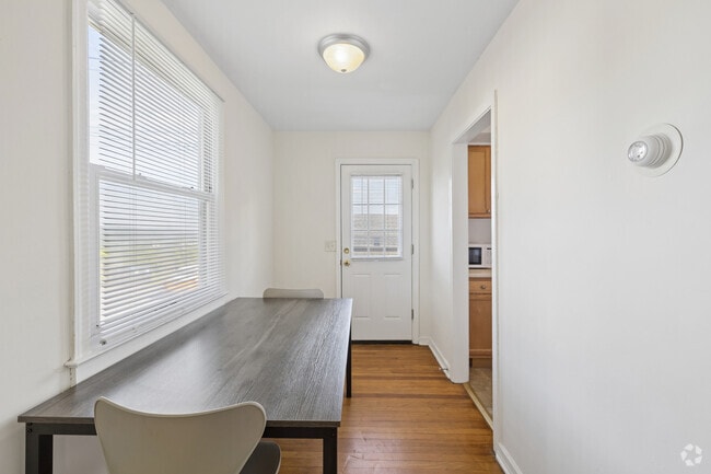 1BR, 1BA - 550SF - Dining Room