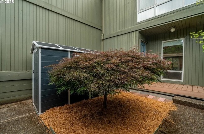 Building Photo - 1653 NW Midlake Ln Unit Midlake