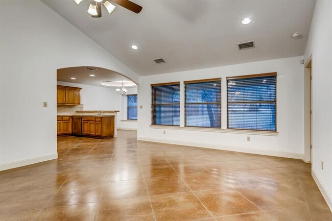 Photo - 300 Venture Blvd S