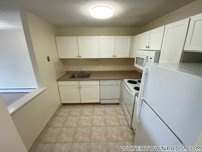 Building Photo - 24 Whites Ave