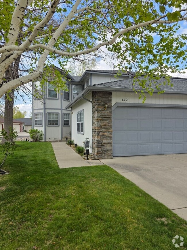 Building Photo - Townhouse Available - Cats OK