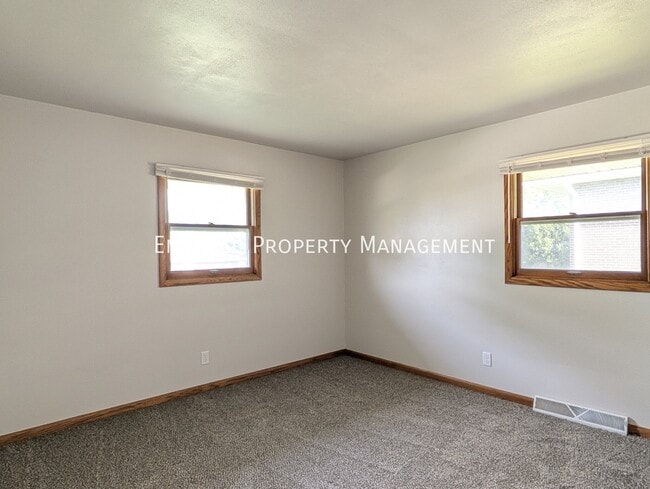 570 N Mulford Rd Unit 4