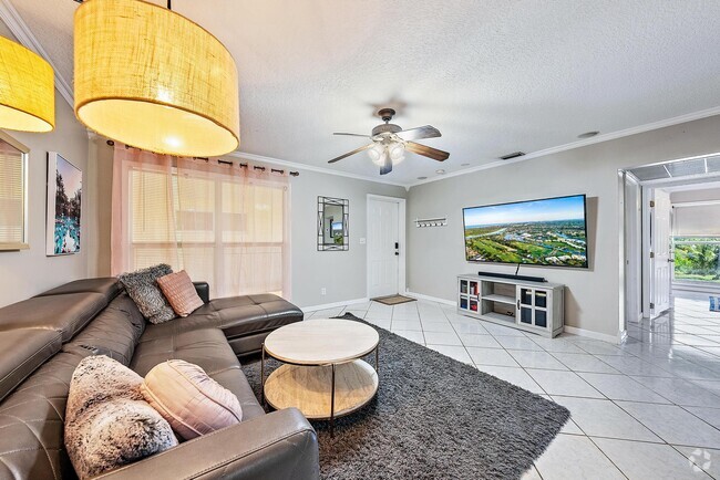 Building Photo - 733 Hummingbird Way Unit 10 Rental