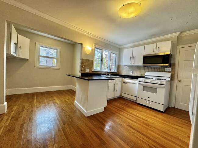 Kitchen with dining area - 21 Royall St Casa Adosada