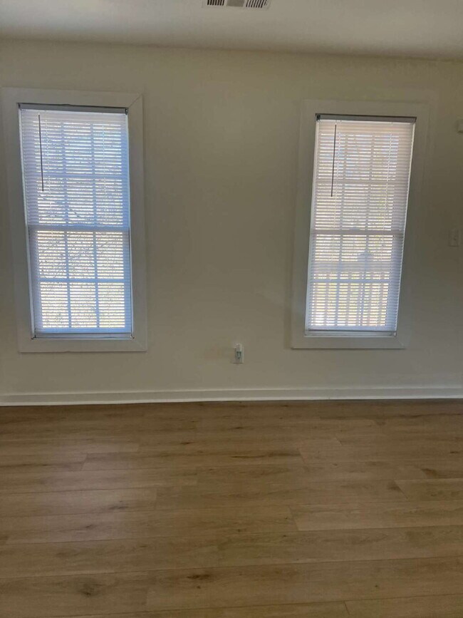 Photo - SECTION 8 WELCOME - "Charming and Spacious... Unidad A