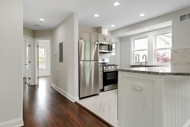 206 Oxford st Unit 2