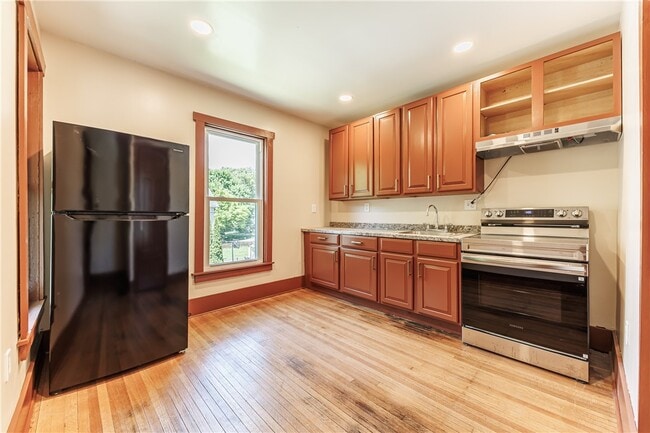 Photo - 266 Lyndhurst St