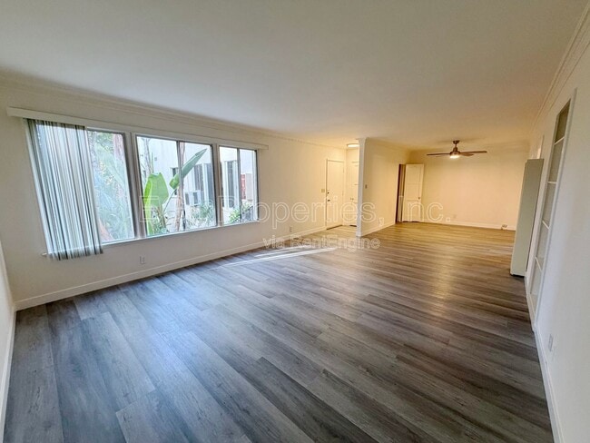 Building Photo - 1235 Havenhurst Dr Unit 04