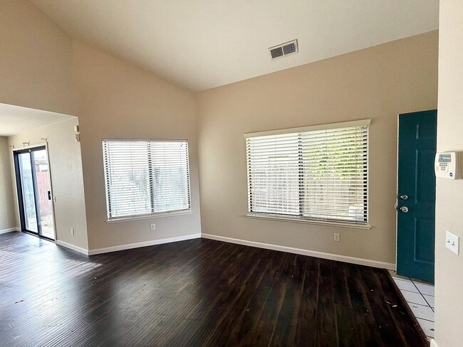 Photo - 661 Mockingbird Ln