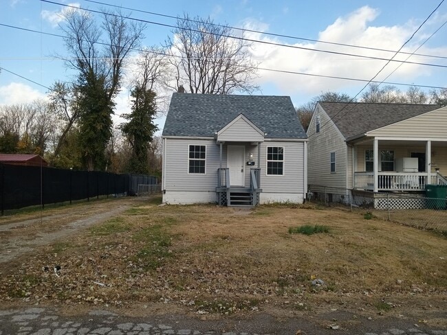 Building Photo - Free rent for December if moved in no later than 12/31/2025! 2 Bedroom House with Basement and Bi...