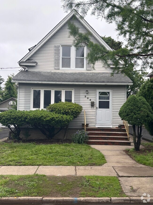 Building Photo - 209 Fern Ave Rental