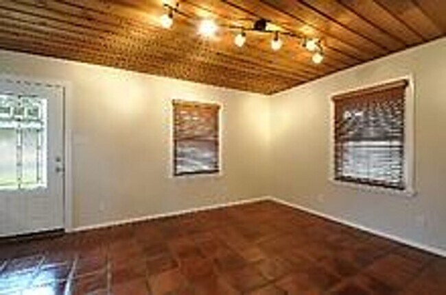 Photo - 701 E 46th St