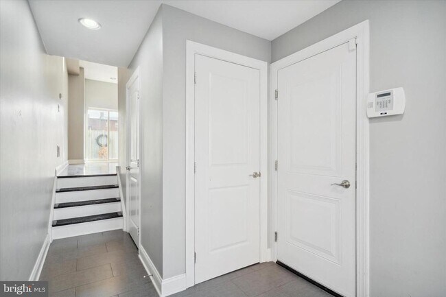 Building Photo - 1353 N Mascher St