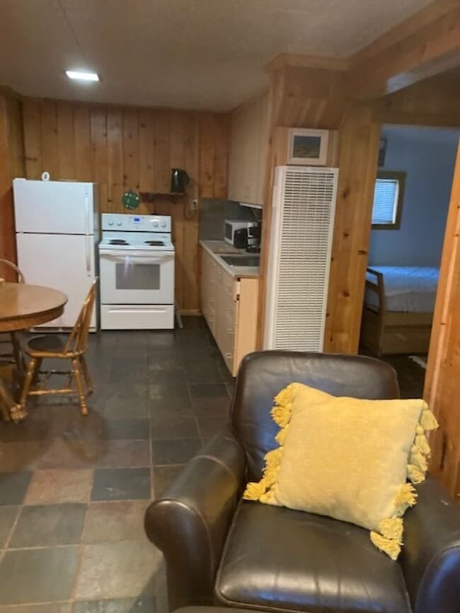 Photo - *Small Cozy Furnished Cabin*