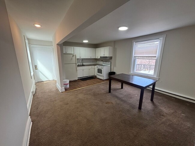 Building Photo - 429 W Turner St Unit B2