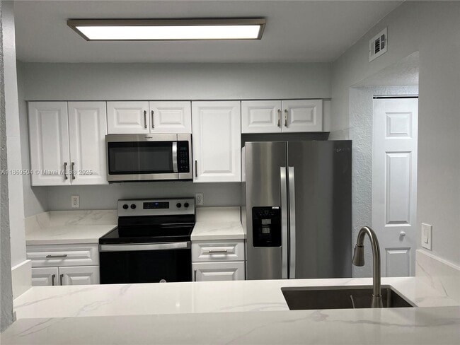 Building Photo - 2871 N Oakland Forest Dr Unit 102 Rental